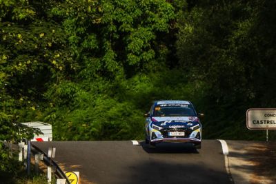 Hyundai de rally en un tramo arbolado del Rallye de Ourense