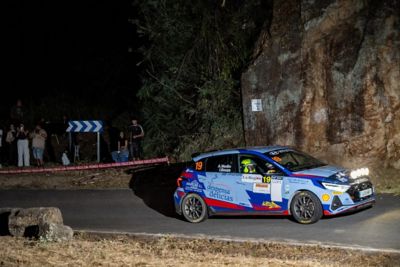 Hyundai de rally en un tramo nocturno del Rallye de Ourense