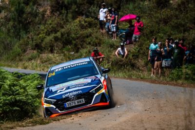 Hyundai de rally tomando una curva en un tramo del Rallye de Ourense con público en la cuneta 