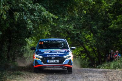 Hyundai de rally en un tramo de tierra del Rallye de Ourense entre árboles