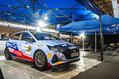 Hyundai de rally en la zona de asistencia del Rallye de Ourense