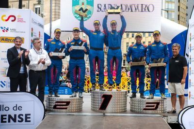 Equipo Hyundai celebrando el podio del Rallye de Ourense con trofeos