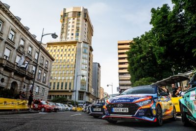Hyundai de rally alineado en el parque cerrado urbano del Rallye de Ourense
