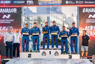 Hyundai de rally en la ceremonia de salida del Rallye de Ourense con banderas de Galicia y España