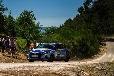 Hyundai de rally en un tramo nocturno del Rallye de Ourense