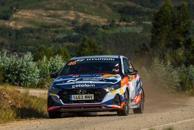 Equipo Hyundai celebrando el podio del Rallye de Ourense con trofeos
