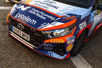 Hyundai de rally en un tramo arbolado del Rallye de Ourense