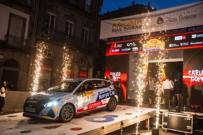 Hyundai de rally compitiendo en un tramo rural del Rallye de Ourense