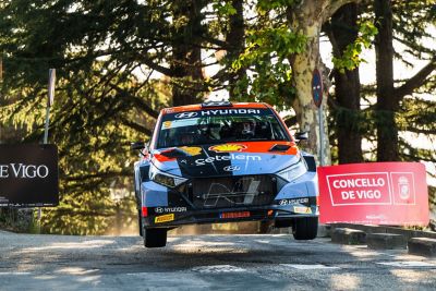 Hyundai de rally tomando una curva en un tramo del Rallye de Ourense con público en la cuneta 