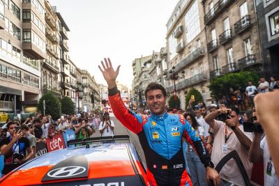 Hyundai de rally en un tramo de tierra del Rallye de Ourense entre árboles