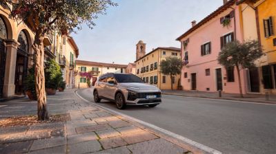 Hyundai TUCSON Plug-in Hybrid mentre percorre una strada 
