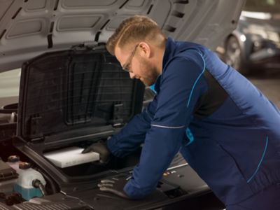 Mechanik Hyundai kontrolujúci systém klimatizácie.