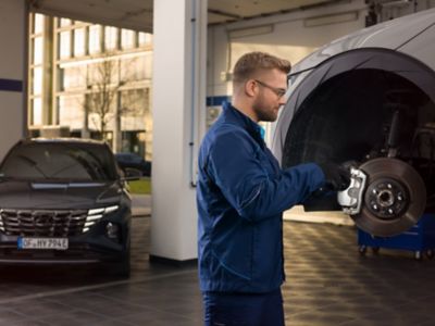 Mechanic checks the brakes of the Hyundai.