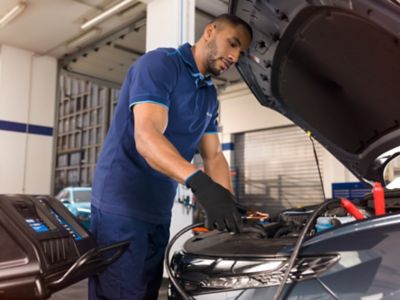 Hyundai mechanic checking the functionality of the battery.