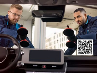 2 techniciens Hyundai remplace un pare-brise