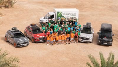 Grupo posa junto al equipo del Desierto de los Niños 2022.