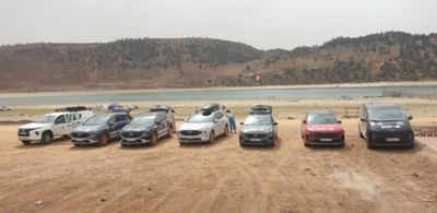 Coches del desierto de los niños aparcados en una explanada.