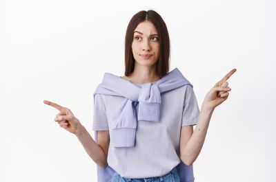 Kobieta pokazująca palcami w dwie różne strony