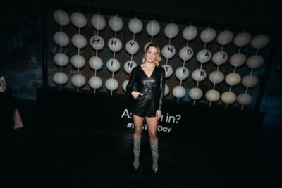 Mireia Belmonte posa junto a un IONIQ 5.