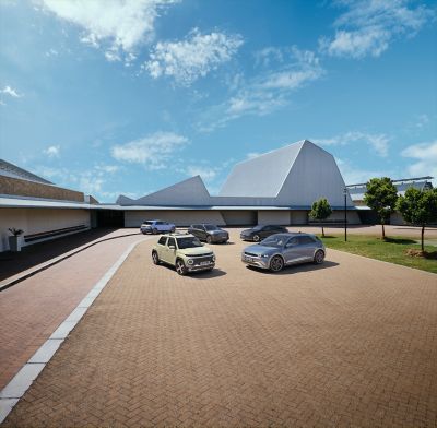 Hyundai elektrikli otomobilleri: TUCSON Plug-in Hybrid, IONIQ 5 ve KONA Elektrik şehirde park halinde.