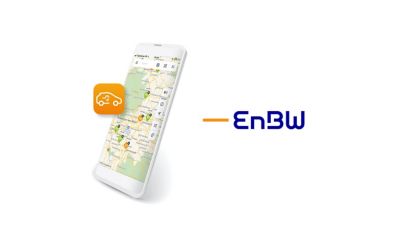 Smartphone mit der EnBW mobilty+ App und ein EnBW-Logo.