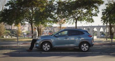 Vue latérale d'une Hyundai KONA électrique en stationnement.