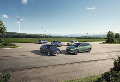 Önde KONA Elektrik ve IONIQ 5 N ile birlikte yan yana park edilmiş 6 Hyundai aracı.