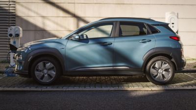 Voiture écologique en train d’être rechargée