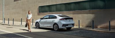 žena ve městě u modelu IONIQ