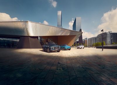 Drei elektrifizierte Hyundai Leasing-Modelle für Gewerbekunden stehen vor einem modernen Bahnhof.