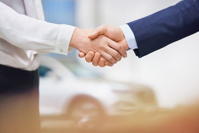 Symbolbild Verkauf im Hyundai Autohaus: Zwei sich schüttelnde Hände.