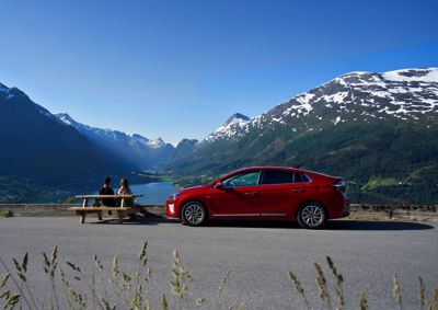 IONIQ Electric parkert ved et utsiktspunkt. Foto.