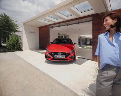 Nouvelle Hyundai i30 N Line en rouge garée devant une maison.