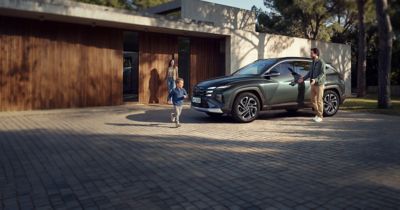 Zadowolona rodzina przy Hyundaiu TUCSON 