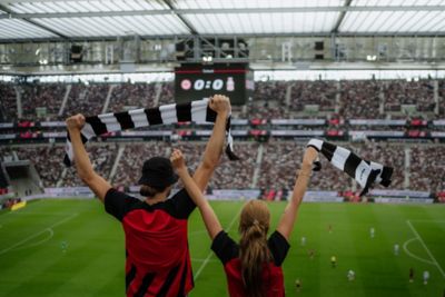 Gruppenbild der Mannschaft von Eintracht Frankfurt in schwarzen Trikots.