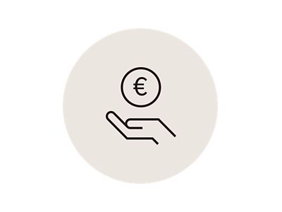 Symbolbild Faire Vergütung: Eine Hand mit einem Euro darüber.