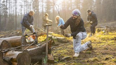 Mehrere PLANT-MY-TREE® Mitarbeiter pflanzen Setzlinge im IONIQ Wald.