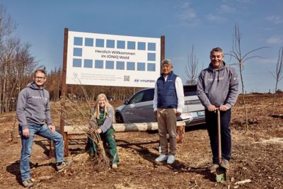 Wang Chul Shin, Präsident von Hyundai Motor Deutschland sowie drei PLANT-MY-TREE® Mitarbeiter.