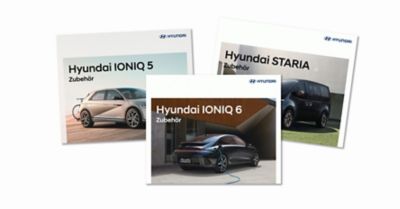Drei Zubehörbroschüren der Hyundai Modelle IONIQ 5, IONIQ 6 und STARIA.