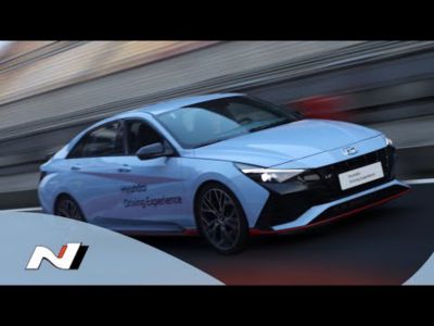 Hyundai N-modellen racend op een circuit.