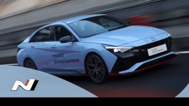 Hyundai N-modellen racend op een circuit.