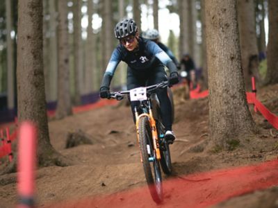 Team 31 mountainbike-åkare på skogsbana.