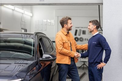 Hyundai fleet team member shaking hand with customer.