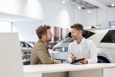 Hyundai fleet expert talking to a customer