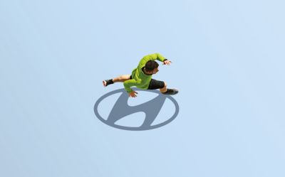 Nuova Hyundai BAYON si ferma ad un attraversamento pedonale