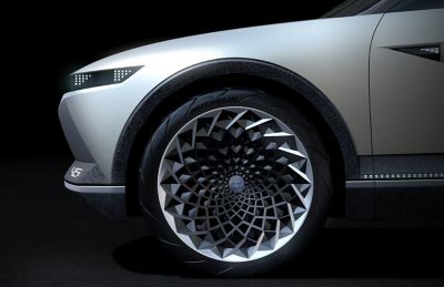 Closeup of the rims of the Hyundai Concept 45.