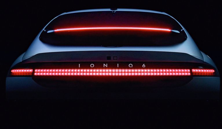 https://dmassets.hyundai.com/is/image/hyundaiautoever/hyundai-design-campaign-ev-signature-lighting-11-ioniq-6%3AImage%20Gallery%20Item%20Mobile?hei=444&wid=767
