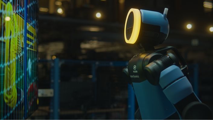 Ukazuje takzvanú fyzickú AI (Physical AI) prostredníctvom komplexného pohybu tela v dynamickom, športom inšpirovanom prostredí.