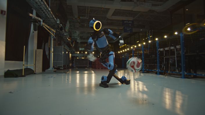 Ukazuje takzvanú fyzickú AI (Physical AI) prostredníctvom komplexného pohybu tela v dynamickom, športom inšpirovanom prostredí.