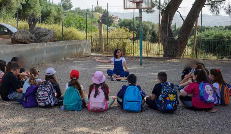 Children learning about marine pollution in a Healthy Seas education program supported by Hyundai.